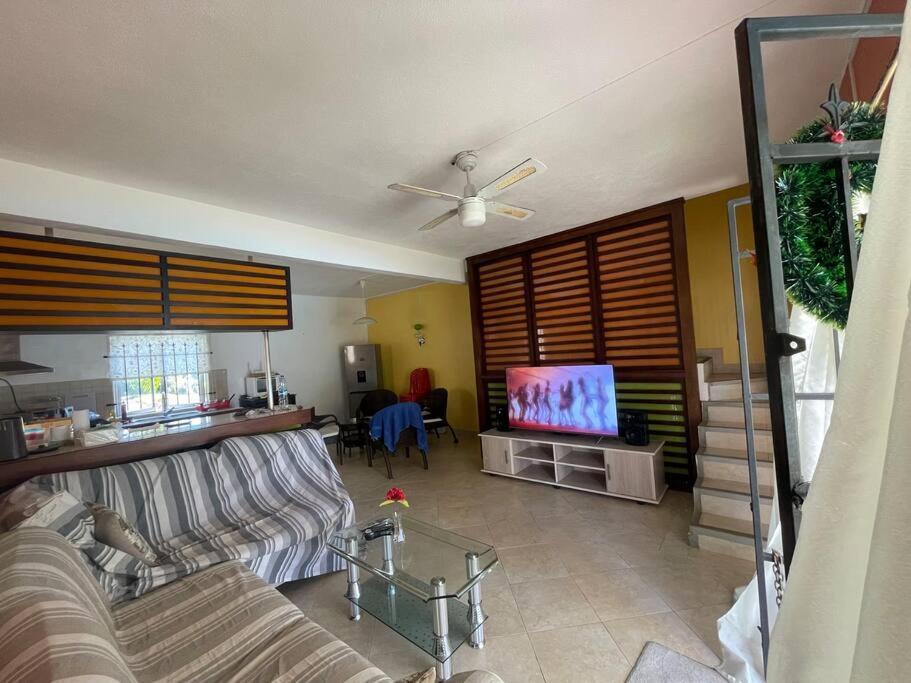 Cozy Duplex For Perfect Getaway Apartment *